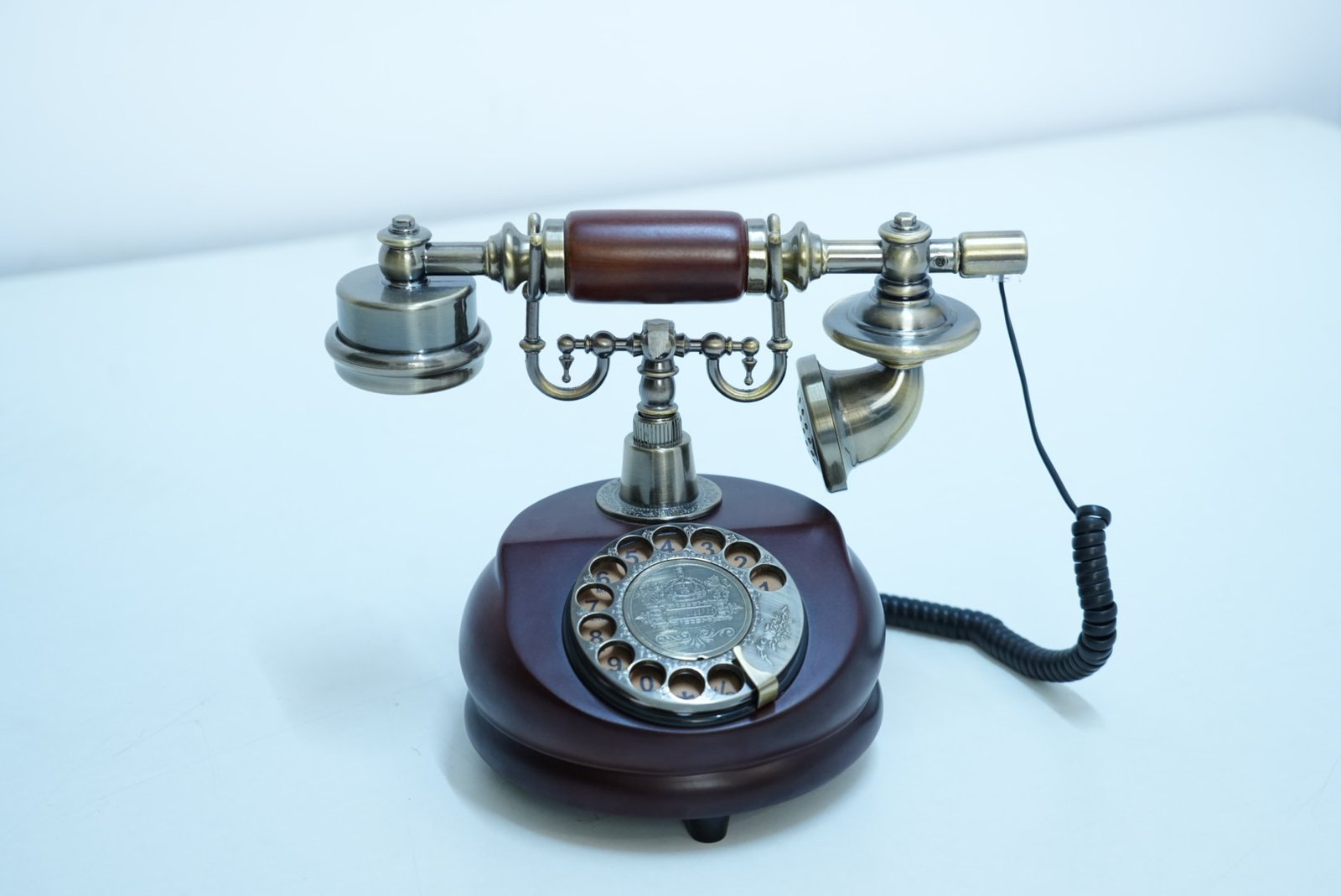 Telephone - Image 3